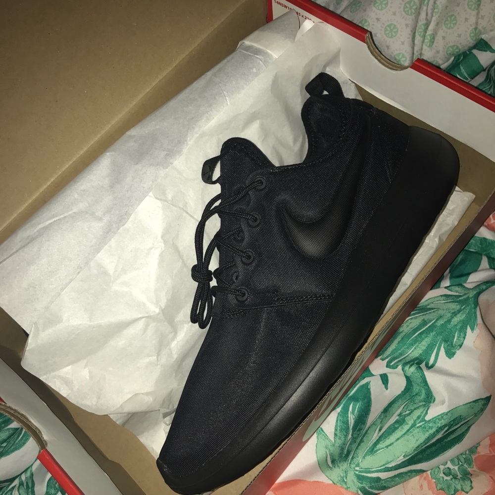 NEW Men's all black nike roshe